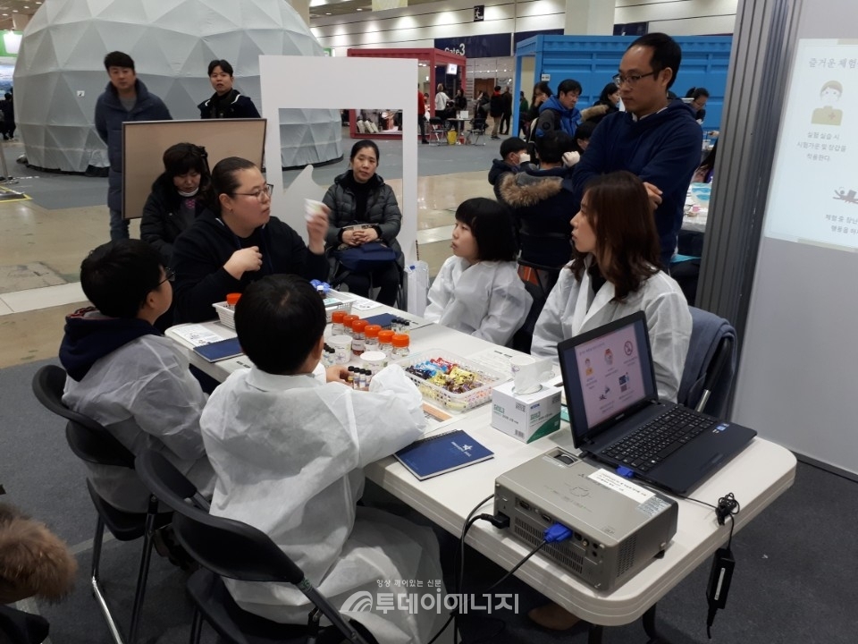 한국석유관리원이 지난해 교육부 주최 ‘진로체험페스티벌’에 참가해 학생들을 대상으로 진로체험 프로그램을 진행했던 모습.