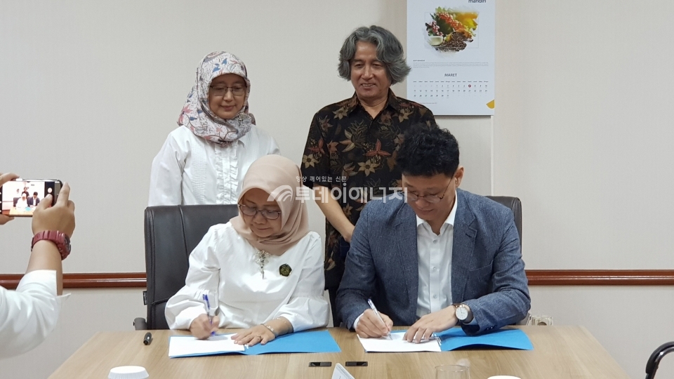 이주동 한국생산기술연구원 해양플랜트기자재R&D센터 센터장(우)이 인도네시아 LEMIGAS와 유가스전에서의 효율적인 자원 생산과 이송을 위한 공동연구의향서에 서명을 하고 있다.
