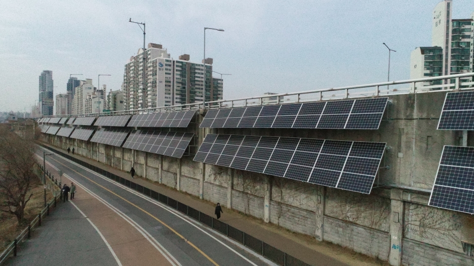 강변북로에 설치된 태양광패널.