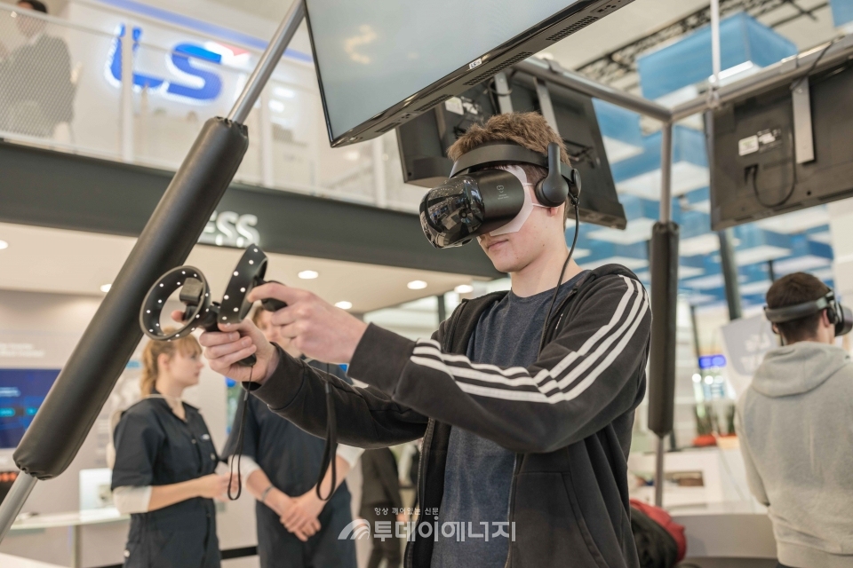 관람객이 LS산전의 스마트에너지 대표 프로젝트 서거차도 DC 아일랜드를 가상현실(VR) 게임을 통해 둘러보고 있다.