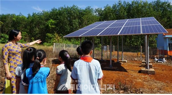 베트남 통낫학교 교사가 어린이들에게 태양광발전기에 대해 설명해주고 있다.