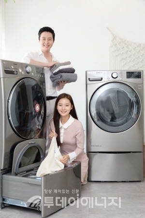 LG전자 모델이 트윈워시 세탁기, 건조기를 소개하고 있다.