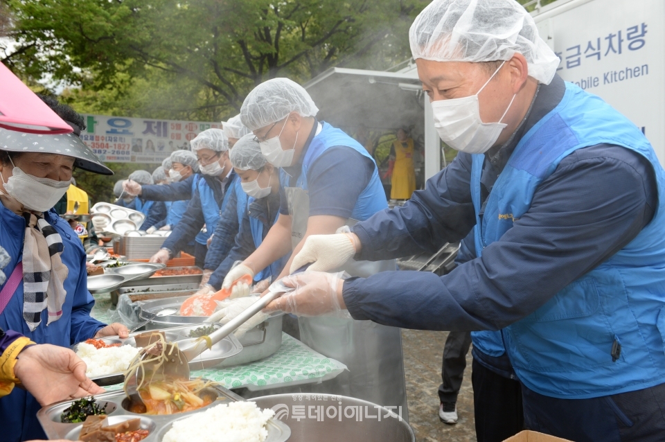 대성에너지 직원이 급식봉사활동을 펼치고 있다.