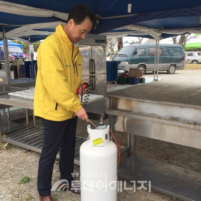김종문 한국가스안전공사 전남서부지사장이 축제장 가스시설에 대해 안전점검을 하고있다.