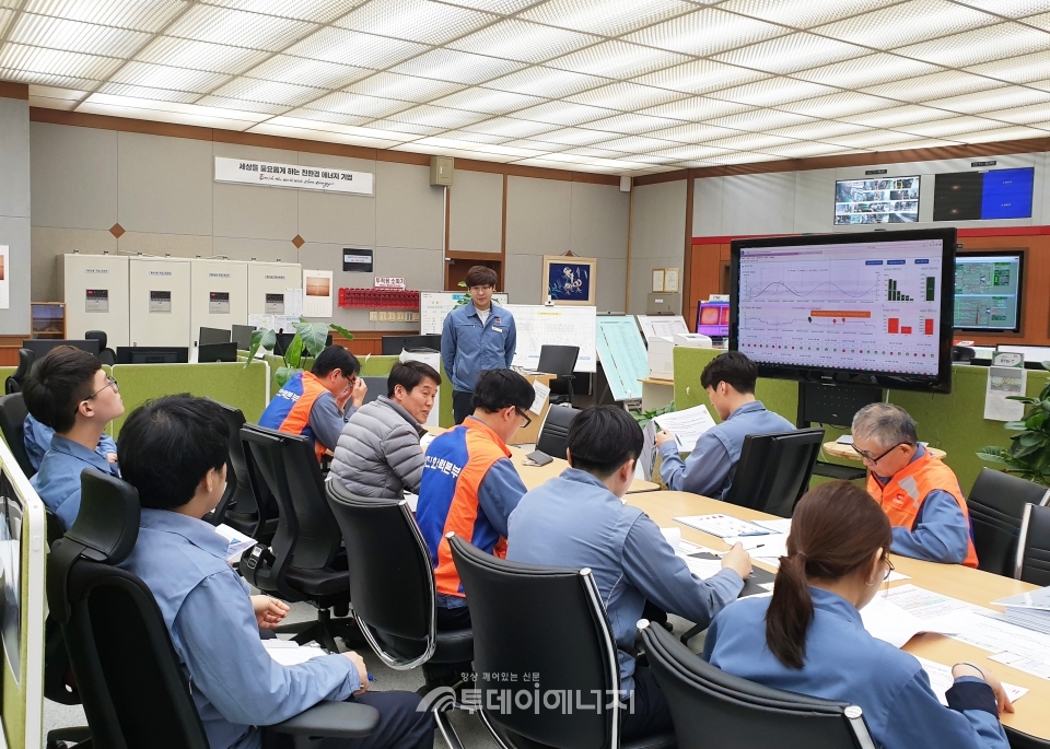 한국동서발전 해수인양펌프 운전원들에게 해수인양펌프 최적운전 가이드 시스템을 설명하고 있다.