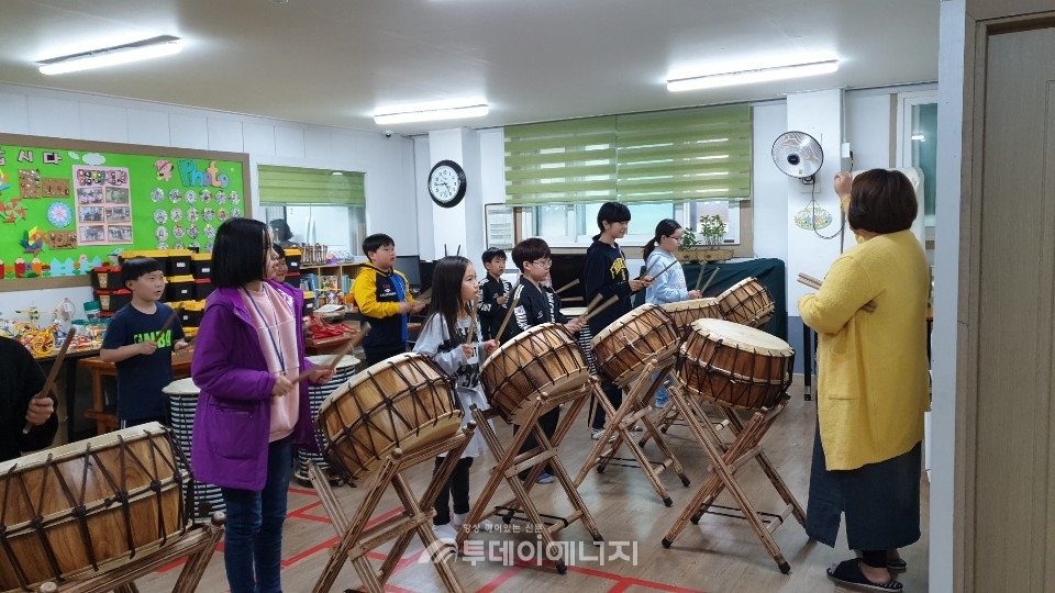 충북 음성군 지역아동복지시설에서 난타 수업이 진행되고 있다.