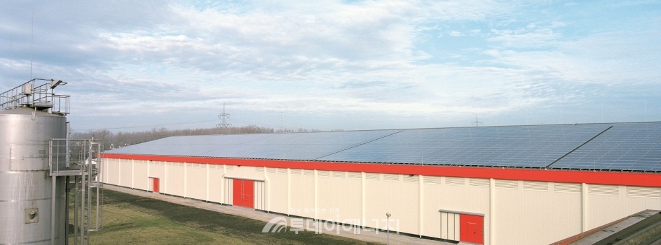 독일 오셰르스레벤 상업용시설 지붕에 설치된 한화큐셀 태양광모듈.