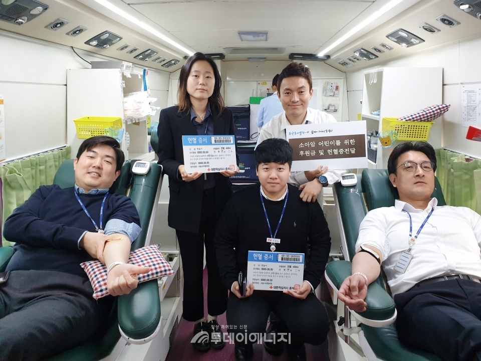 한국동서발전 임직원들이 헌혈을 하고 있다.