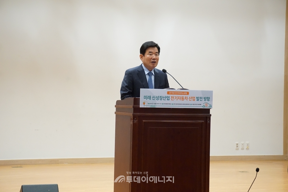 김진표 국회 신성장산업포럼 공동대표가 발언하고 있다.