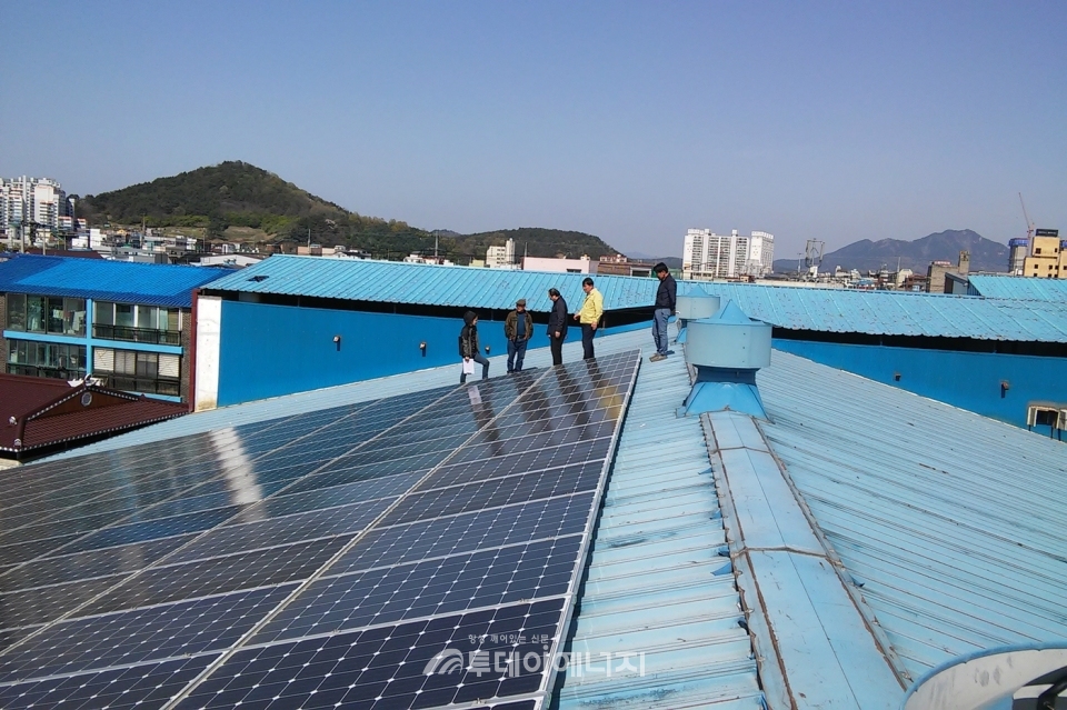 전북 정읍시 안전부서와 시공업체 관계자들이 태양광발전소 안전점검을 진행하고 있다.