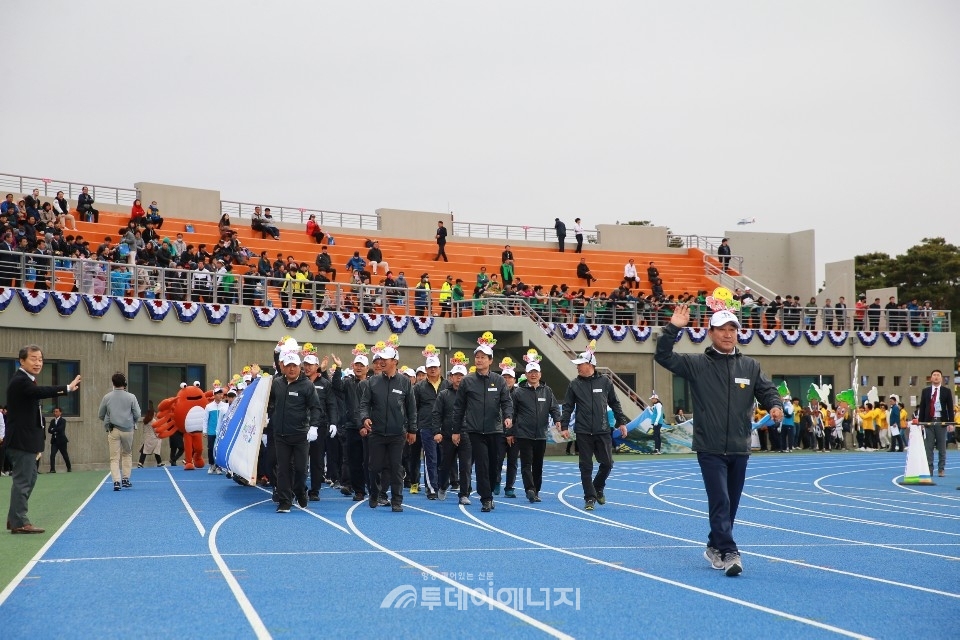 경북도민체육대회 참가자들이 행진을 하고 있다.