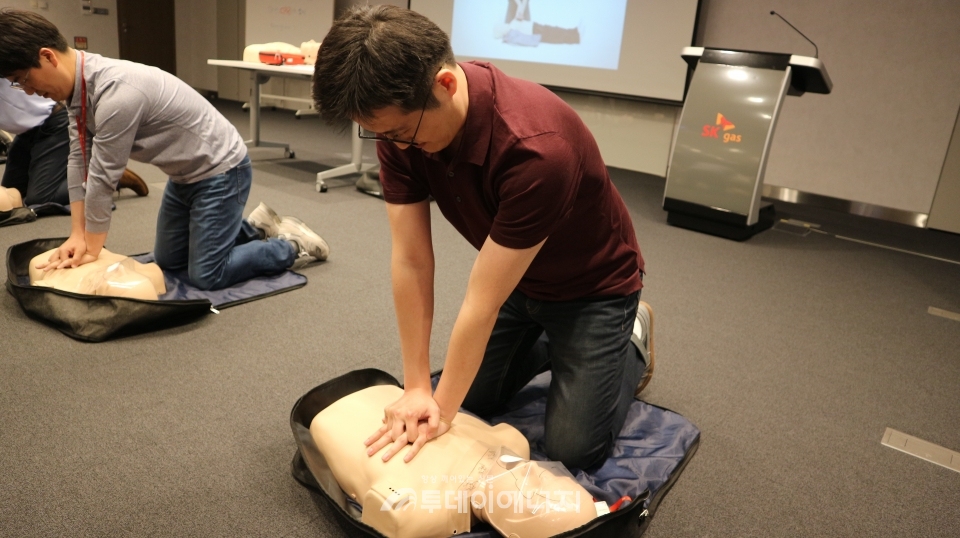 심폐소생술 교육에 참가한 SK가스 직원들이 인공호흡 등 응급구조 실습에 열중하고 있다.