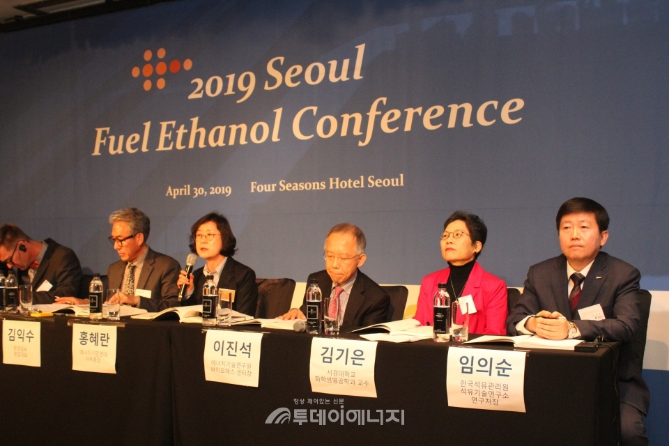 주한미국대사관, 미국곡물협회, 한국바이오연료포럼 등에서 주관한 '2019 서울 연료 에탄올 컨퍼런스'에 참석한 패널들이 토론을 하고 있다.