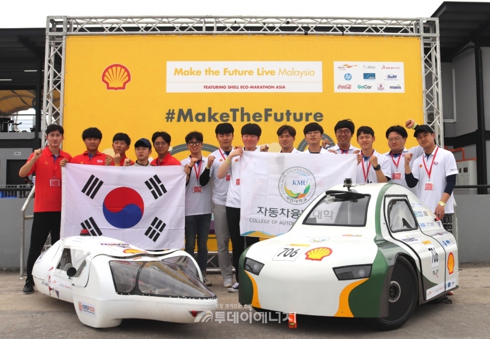 ‘2019 쉘 에코 마라톤 자동차 경주대회’에 출전해 우수한 성적을 기록한 한국기술교육대 ‘자.연.인’팀(좌)과 국민대 ‘국민레이싱 (KOOKMIN RACING)’ 팀(우)이 기념 사진을 촬영하고 있다.