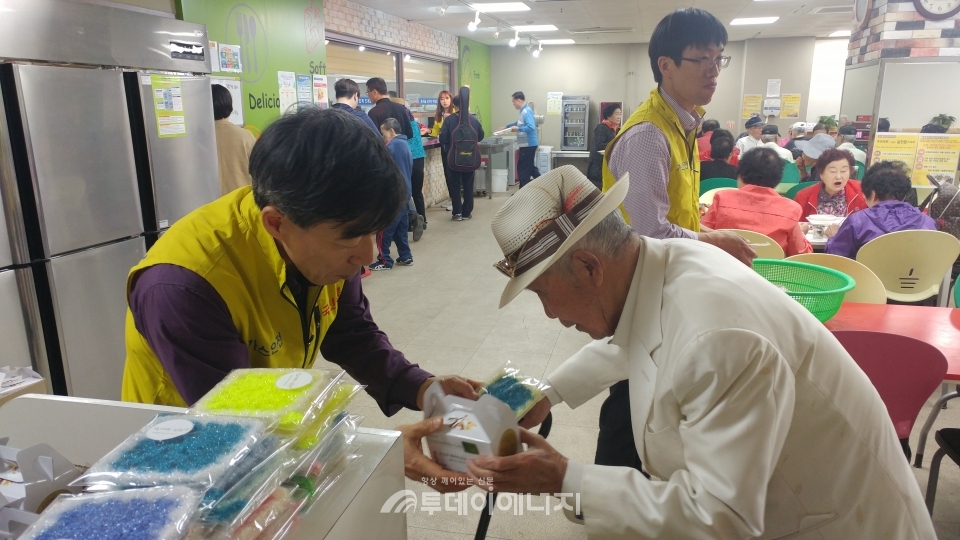 김종일 가스안전공사 경기서부지사장이 어버이날을 앞두고 시흥시 소재 대야종합사회복지관을 찾은 어르신에게 선물 꾸러미를 전달하고 있다.