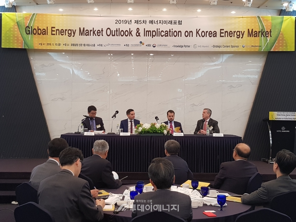 '세계 에너지시장 전망과 한국 에너지시장과의 관계'라는 주제로 열린 제5차 에너지미래포럼에서 우드맥킨지의 연사들이 각 분야에 대해 질의 응답을 하고 있다.