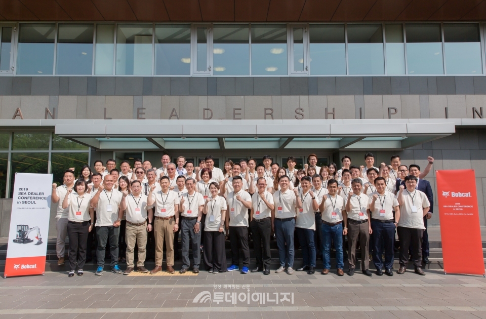 두산밥캣이 서울에서 개최한 동남아시아 딜러 콘퍼런스 참석자들이 기념촬영을 하고 있다.