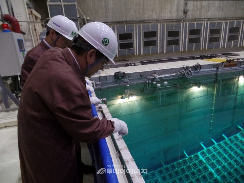 엄재식 원자력안전위원회 위원장(우 번째)은 13일 영구정지된 고리1호기의 원자로 건물 및 사용후핵연료 저장조 건물을 방문하여 안전성을 점검하고 있다.
