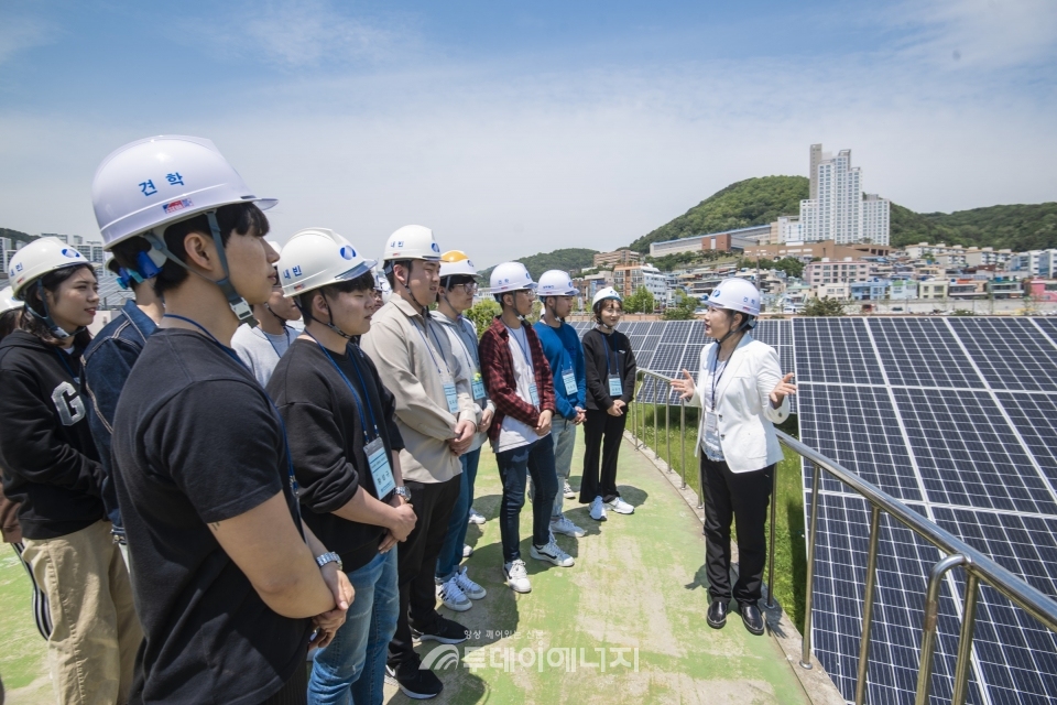 KOSPO 대학생 서포터즈들이 부산발전본부에 방문해 에너지도슨트로부터 태양광 발전설비와 관련 설명을 듣고 있다.