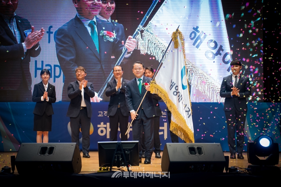 김형순 해양에너지 대표가 새 CI가 적용된 회사 깃발을 흔들고 있다.