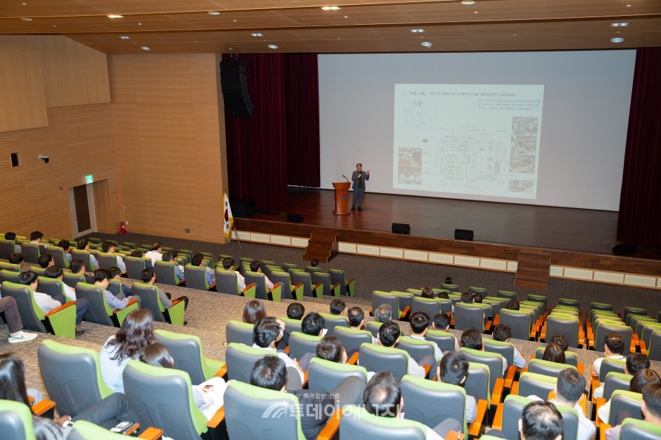 김영수 행정안전부 청사기획과 사무관의 강연이 진행되고 있다.