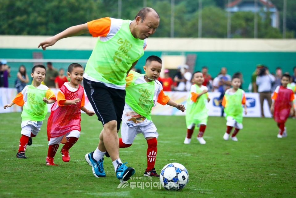 축구교실을 지도한 박항서 감독이 베트남 아이들과 축구 미니게임을 즐기고 있는 모습.