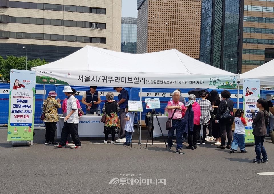 서울시의 ‘19년 걷자 도심보행길’ 행사에 마련된 귀뚜라미 부스에 서울 시민들의 발길이 이어지고 있다.