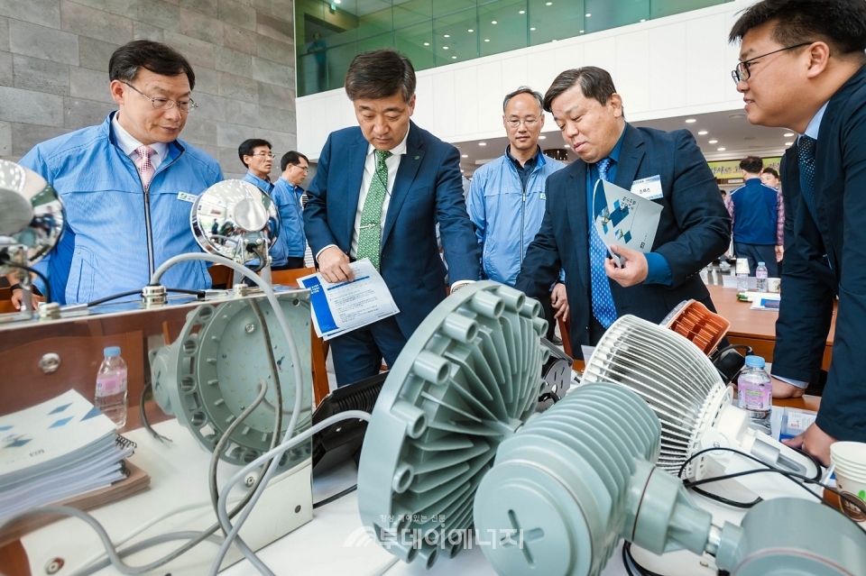 한국수력원자력 한빛본부 관계자들이 중소기업 제품을 확인하고 있다.