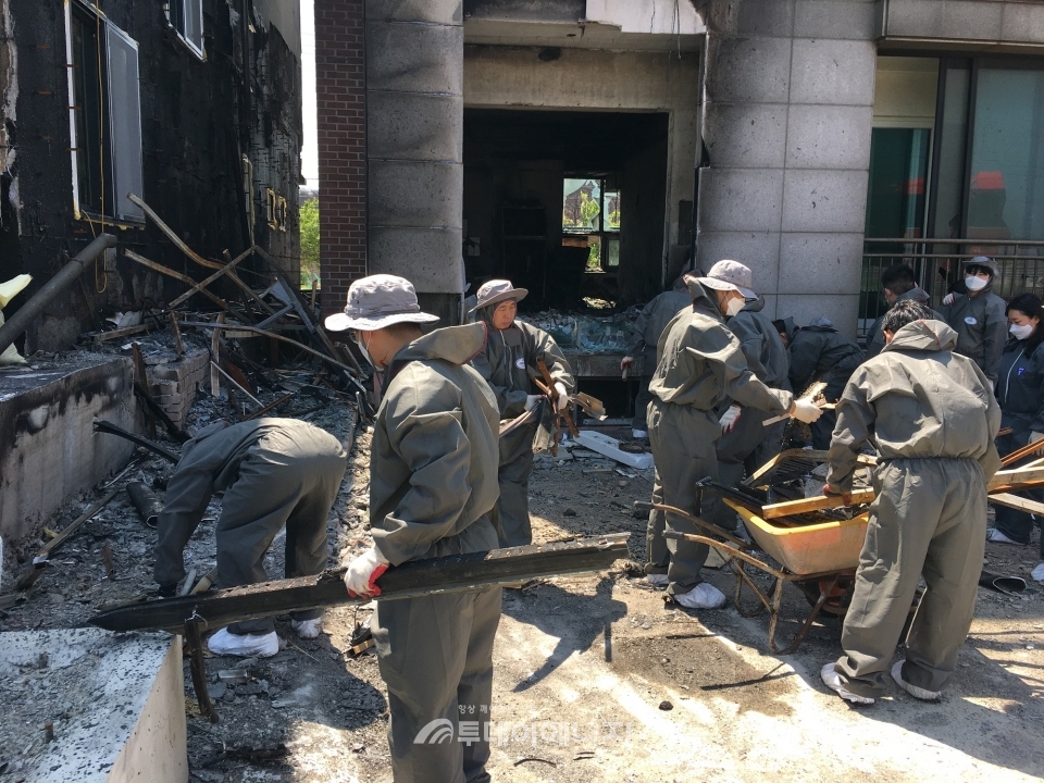 전력거래소 반디봉사단이 산불로 소실된 가옥의 잔해 제거작업을 진행하고 있다.