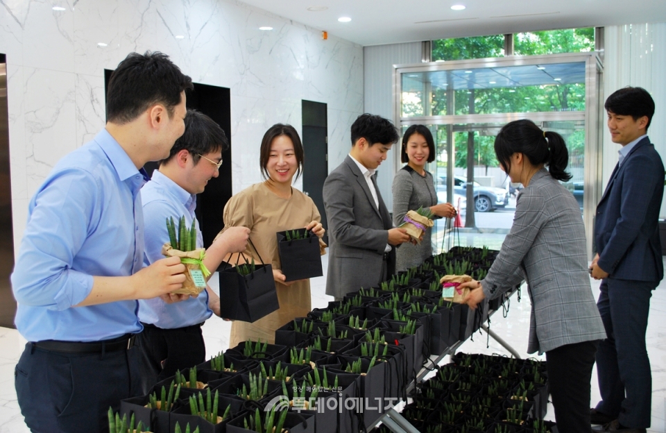 삼천리가 `Flower Day`를 시행해 임직원들에게 꽃 화분을 선물하고 있다.