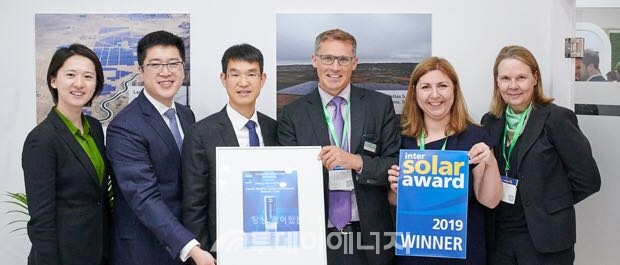 독일 뮌헨에서 개최된 인터솔라어워드 2019에서 태양광상을 수상한 진코솔라 관계자들이 기념촬영하고 있다.