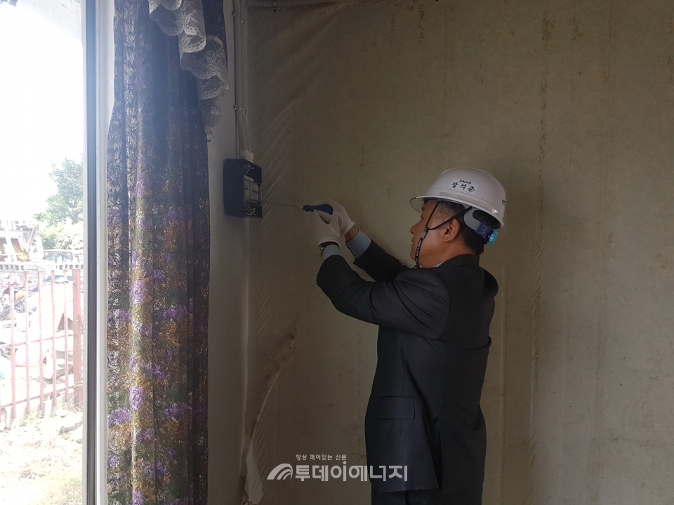 장석춘 자유한국당 의원이 노후전기설비를 직접 수리하고 있다.