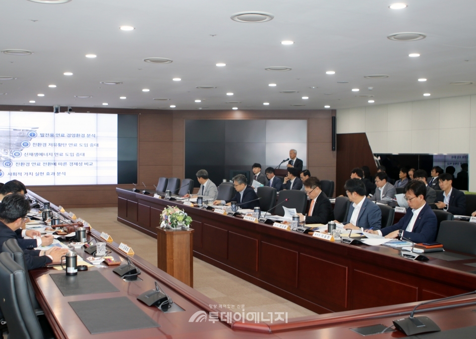 박일준 한국동서발전 사장(앞줄 우 3번째)과 이사진들이 회의를 하고 있다.