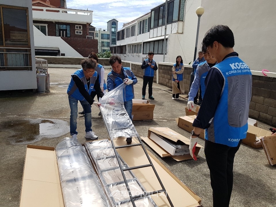 한국가스공사 임직원들이 제주지역 저소득층 가정의 주거환경 개선 봉사활동을 하고 있다.