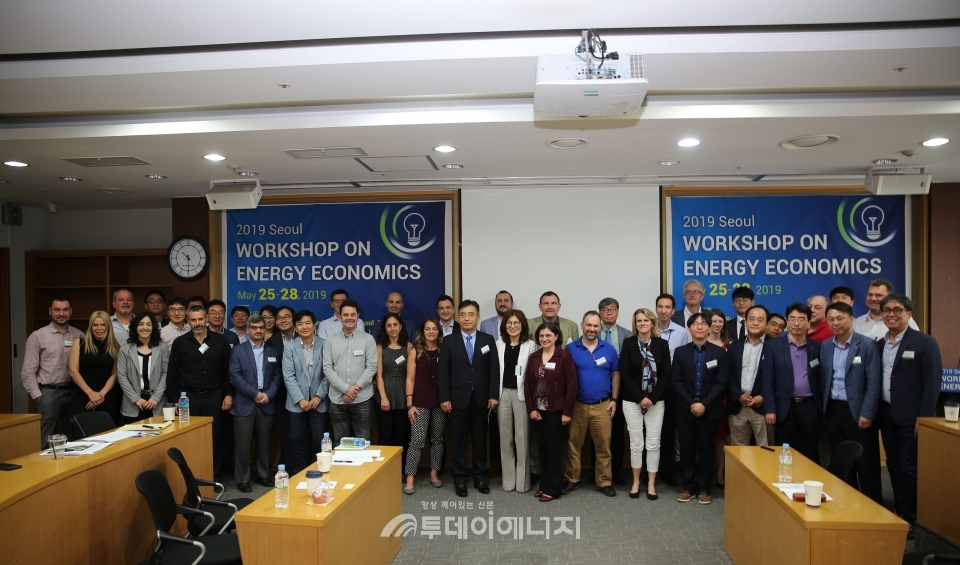 국제 에너지경제 워크숍 참석자들이 기념촬영하고 있다.
