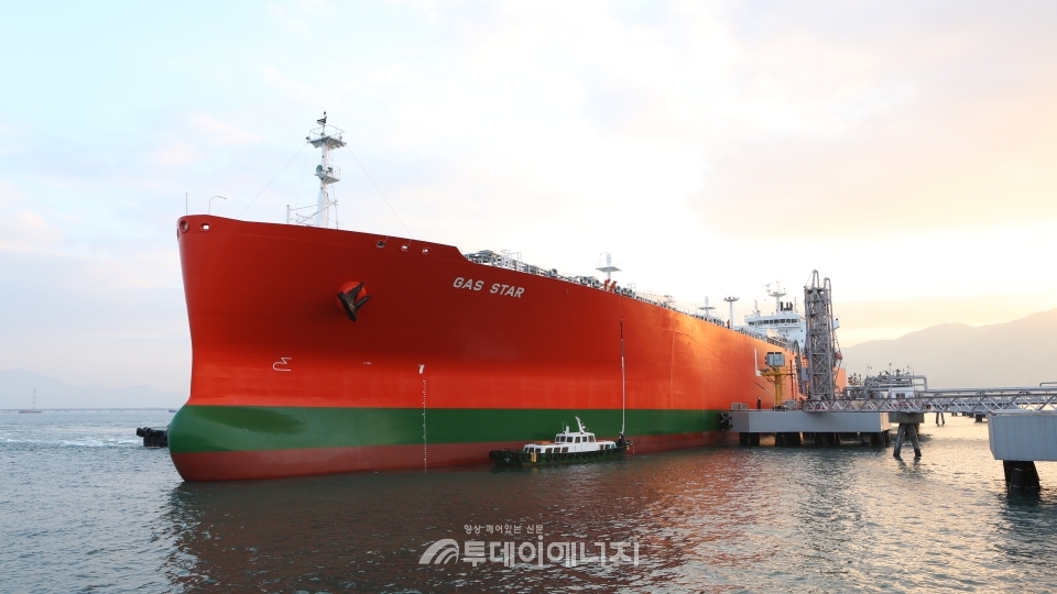 중동, 미국 등에서 싣고 온 LPG를 하역하기 위해 부두에 접안한 4만5,000톤급 VLGC LPG선박의 모습.