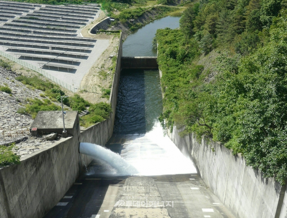한국수력원자력 삼랑진양수발전소가 인근 마을의 가뭄 해갈을 위해 밸브를 열어 농업용수를 방류하고 있다.