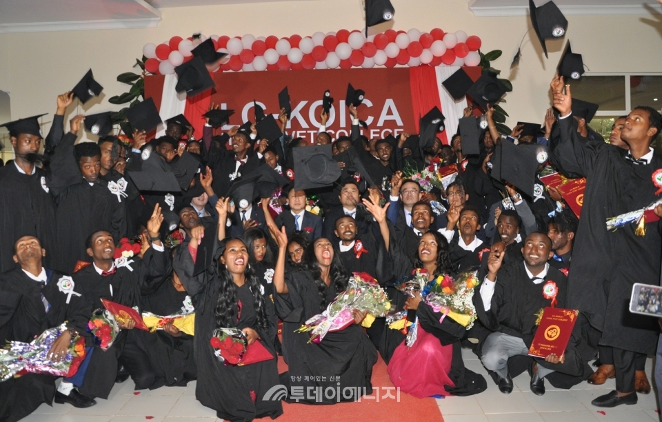 ‘제3회 LG-KOICA 희망직업훈련학교 졸업식’에서 졸업생들이 기념촬영을 하고 있다.