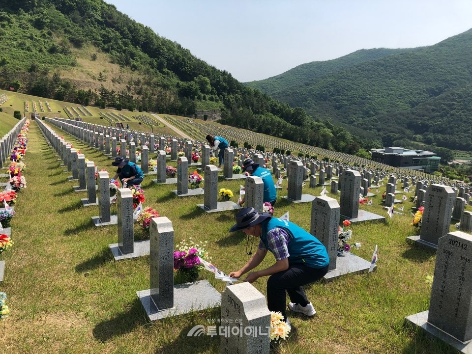 원자력환경공단 청정누리봉사단원들이 영천 호국원 묘역 정화활동을 전개하고 있다