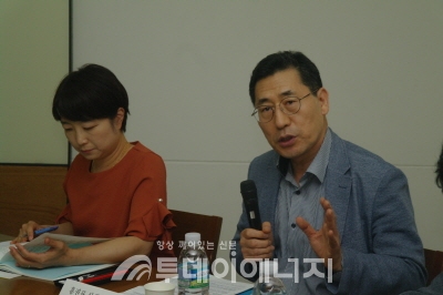 홍권표 한국신재생에너지협회 상근부회장(우)이 패널토론을 진행하고 있다.