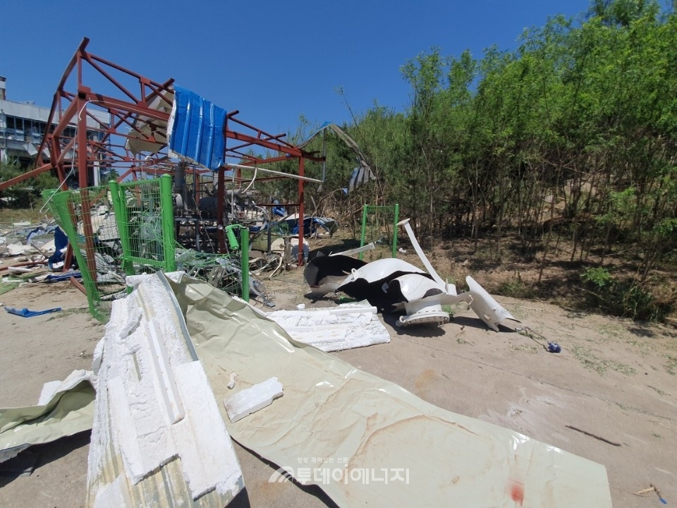 지난달 23일 강원테크노파크 강릉벤처공장에서 폭발사고가 발생하면서 수소저장탱크가 파손돼 널부러져 있는 모습.