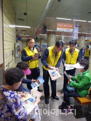 최용훈 가스안전공사 경기중부지사장(가운데)이 대화역에서 부탄캔 폭발사고 예방 안내 자료를 지하철 이용객들에게 나눠주고 있다.
