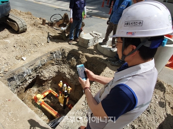 서울도시가스 직원이 자체 스마트앱을 활용해 점검 작업을 실시하고 있다.