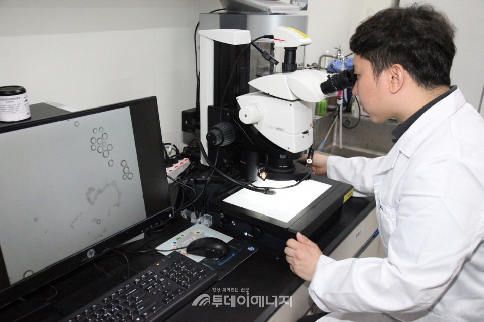 박찬우 한국원자력연구원 박사가 미세수중로봇을 현미경으로 확인하고 있다.