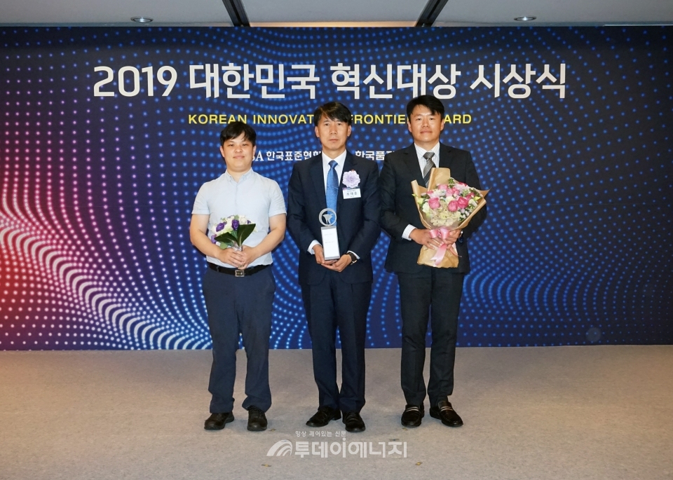 최재훈 한국동서발전 안전품질처장(가운데)과 관계자들이 대한민국 혁신대상 수상 후 기념 촬영을 하고 있다.