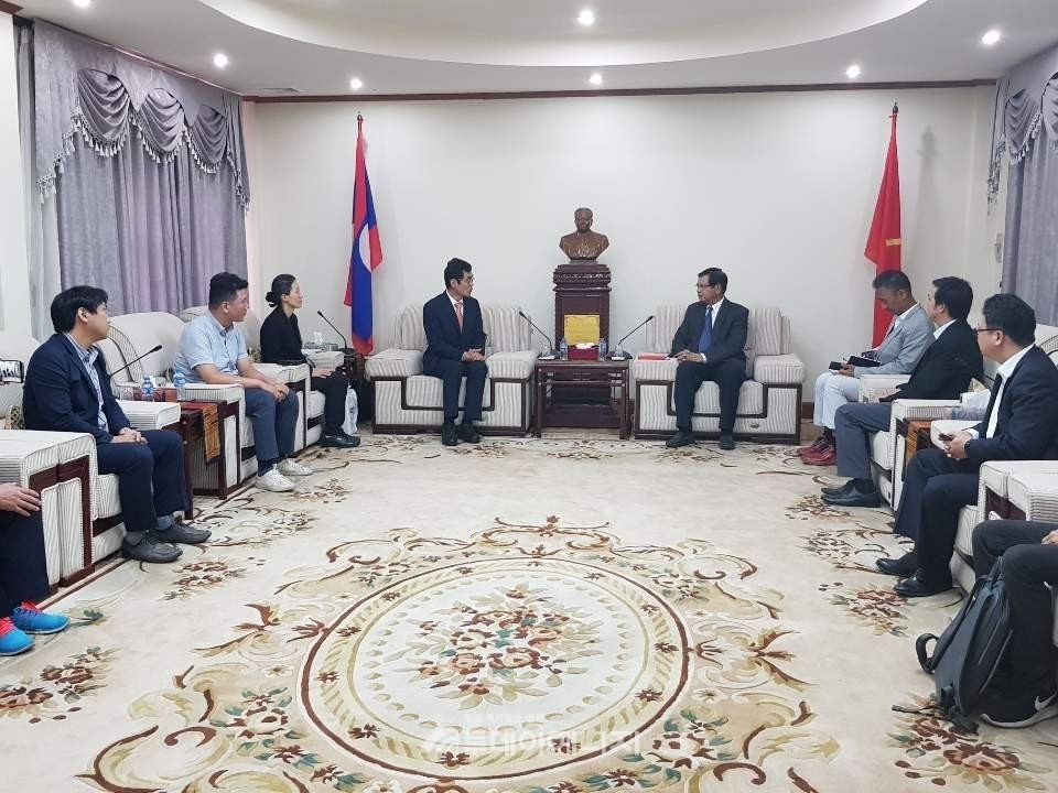 충청북도 대표단이 지난 18일 부아손 부파반 라오스 국립경제연구위원회 위원장을 방문했다.