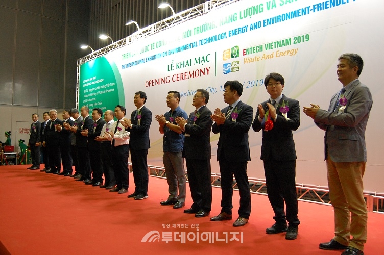 송재섭 한국서부발전 기획관리본부장(우 3번째)이 개막식에 참석해 행사를 축하하고 있다.