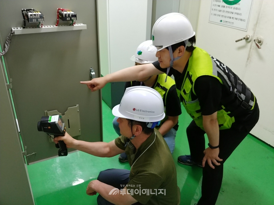 LG전자 직원이 협력회사 직원과 함께 협력회사의 전기시설을 점검하고 있다.