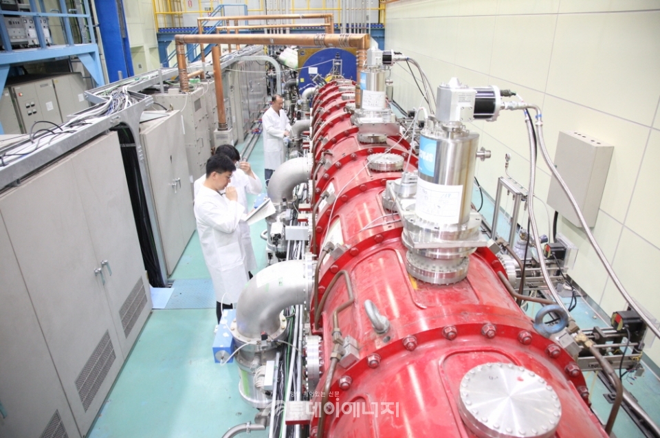 원자력연구원의 관계자들이 종합엔지니어링동 1층 운영실에서 국내 최초로 구축된 중이온빔 가속기 KAHIF의 장치 상태를 점검 하고 있다.