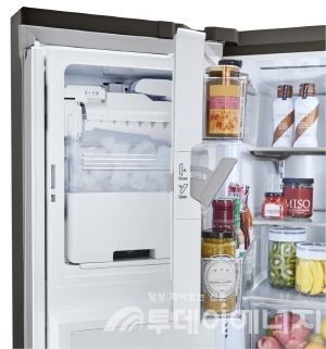 LG전자 얼음정수기냉장고는 냉장고 안쪽의 공간 활용성을 높여주는 독보적인 도어 제빙기술로 미국시장에서 최고 프리미엄 제품으로 인정받고 있다.